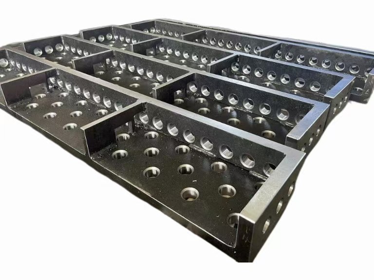 Apa yang benar -benar menjadikan meja kimpalan terbaik keluli atau besi tuang